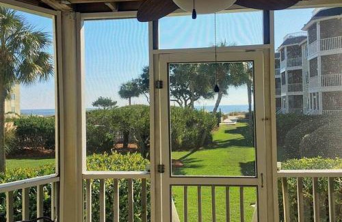 Isle of Palms Apartamento | Port O' Call D101 - Beach & Pool Lovers Dream! 1st Floor!