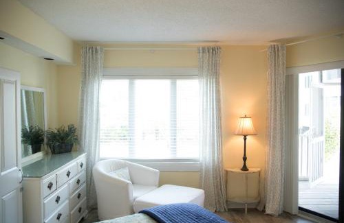 Isle of Palms Apartamento | Port O' Call D101 - Beach & Pool Lovers Dream! 1st Floor!