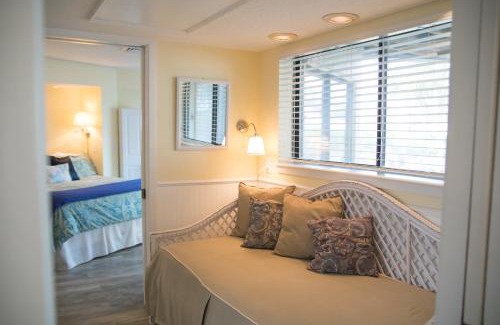 Isle of Palms Apartamento | Port O' Call D101 - Beach & Pool Lovers Dream! 1st Floor!
