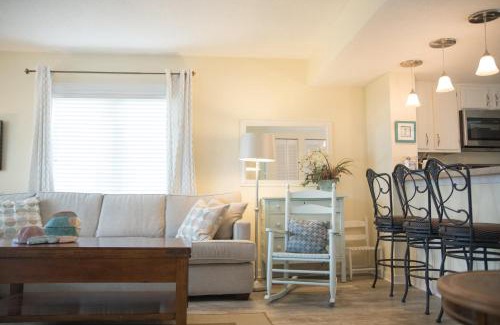 Isle of Palms Apartamento | Port O' Call D101 - Beach & Pool Lovers Dream! 1st Floor!