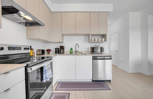 Burlington Casa | Posh 4 Bed Home with Backyard in Great Location