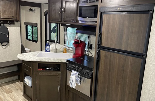 Jonesville Casa | Posh Mountain Camping w/ 120" Screen Theater ·Hot-Tub · Firepit · Hiking Trails