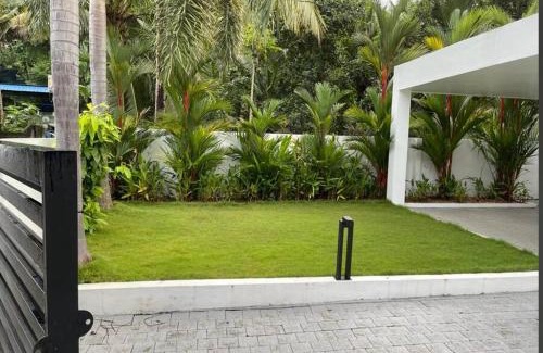 Thiruvananthapuram Villa | Posh Villa 3 bed 3 bath ac , 2 kitchen , Dining, living room , family room , in TVM , Kowdiar, please contact host refeekhm at yah dot com or refeekhm at gmai el dot com please don't pay without contacting host