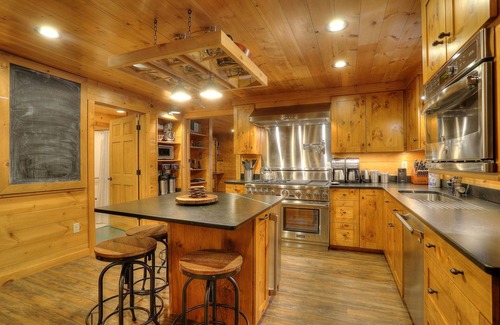 Oquossoc Casa | Bunkhouse de lujo incluye área de estar en el piso principal accesible para discapacitados