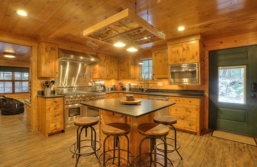 Oquossoc Casa | Bunkhouse de lujo incluye área de estar en el piso principal accesible para discapacitados