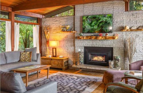 Port Gamble Casa | Poulsbo Waterfront Lodge with Game Room Library