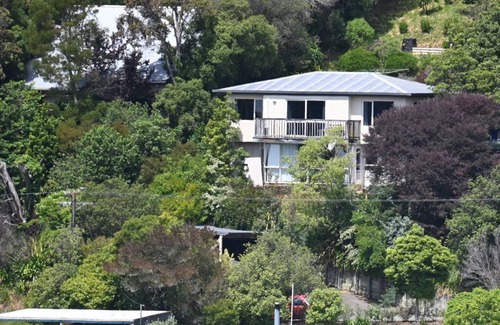 Nelson South Casa | Poutama - private and sunny house with views and a 10 min walk to town center.