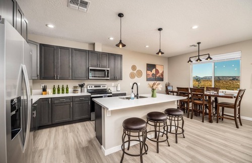 Greenehaven Casa | Powell Paradise: Desert Horizon Retreat w/Lake VIEWS, boat parking, sleeps 15!