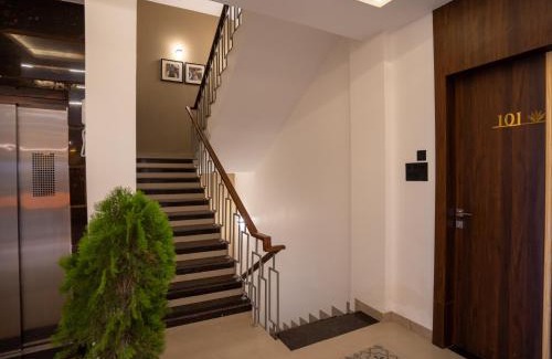 Sanwer Hotel | Pravasa Stay Near Luv Kush Square