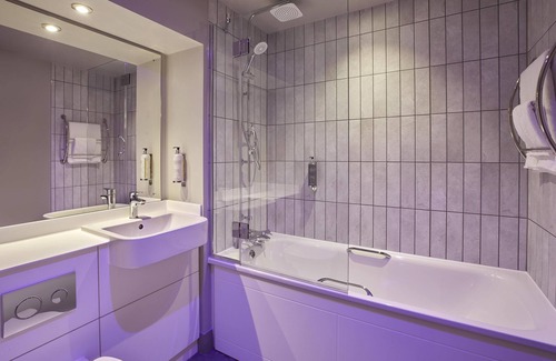 Hall Green Hotel | Premier Inn Birmingham Hall Green