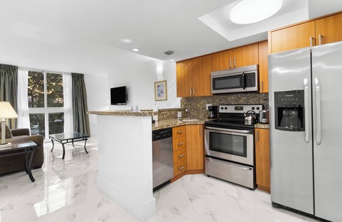 Coconut Grove Hotel | Premier Location! Suite w/ Full Kitchen, Parking! Close to Downtown Miami!