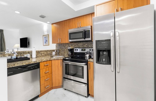 Coconut Grove Hotel | Premier Location! Suite w/ Full Kitchen, Parking! Close to Downtown Miami!