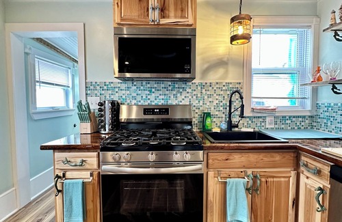 Hampton Casa | Premier, modern, fully renovated, Beach home...stroll to the beach in 3 minutes!