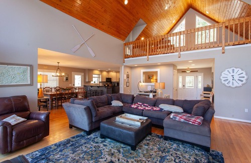 Topton Casa | Premium 5 Bedroom 4 kings/ 6 Twins LAKE FRONT Home...BOOK JUNE PROMO DEALS NOW!