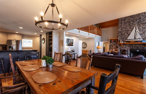 Topton Casa | Premium 5 Bedroom 4 kings/ 6 Twins LAKE FRONT Home...BOOK JUNE PROMO DEALS NOW!