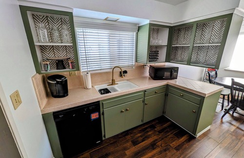 Raisin Condominio | Premium Cozy Condo - 5 min walk to Fig Garden Village