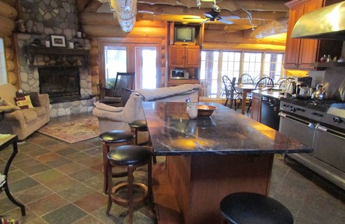 Rusk County Cabina | casa de madera de alta calidad en más de 600 acres de bosque privado con lago privado y la línea de costa