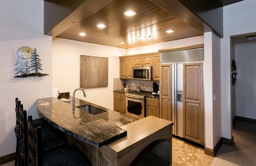 Deer Valley Condominio | Premium Luxury Three Bedroom Suite with Hot Tub 3 Apartment Hotel by RedAwning