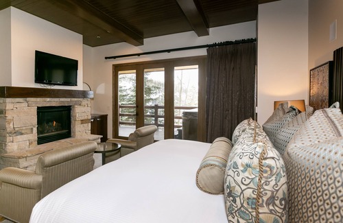 Deer Valley Condominio | Premium Luxury Three Bedroom Suite with Hot Tub 3 Apartment Hotel by RedAwning