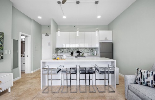 Waikiki Apartamento | Premium Remodeled Condo with Ocean View and Parking