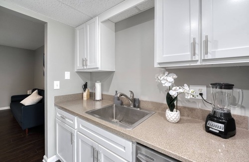 Peachtree Corners Casa | Premium Townhome w/ 2 King Beds & Luxury Bathrooms