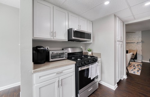 Peachtree Corners Casa | Premium Townhome w/ 2 King Beds & Luxury Bathrooms