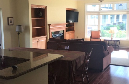 Bemus Point Condominio | Prestigioso Bemus Bay Condo C-101