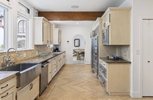 The Flats Casa | Prestigious BH Spanish Villa w/Pool, Jacuzzi, BBQ