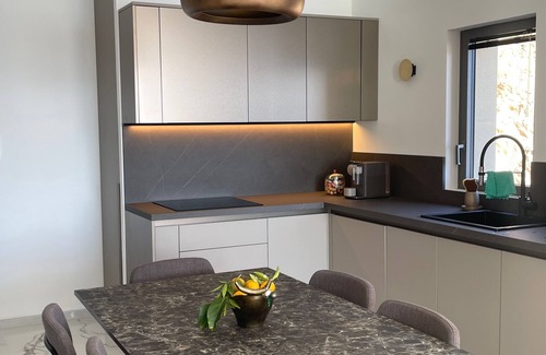 Corse-du-Sud Apartamento | PRESTIGIOUS SEAFRONT 3-BEDROOM APARTMENT RENTAL WITH HEATED POOL