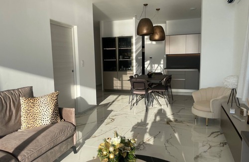 Corse-du-Sud Apartamento | PRESTIGIOUS SEAFRONT 3-BEDROOM APARTMENT RENTAL WITH HEATED POOL