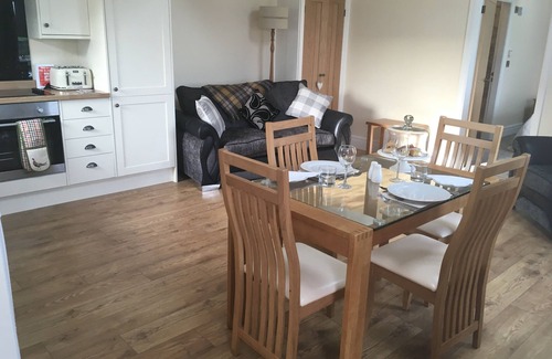 Otley Cabaña | Pretty cottage with enclosed patio and private hot tub with stunning veiws