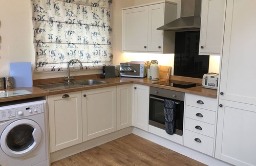 Otley Cabaña | Pretty cottage with enclosed patio and private hot tub with stunning veiws