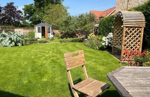 Alne Casa | Pretty Garden Cottage