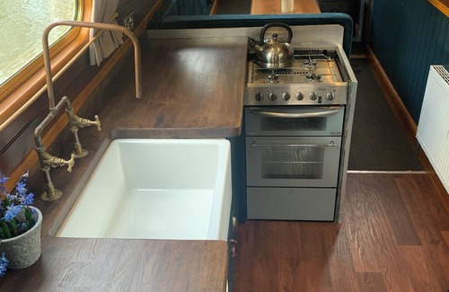 Elthorne Alquiler De Eote | Pretty Narrowboat moored in Private Garden, (sleeps 4), Hanwell, West London.
