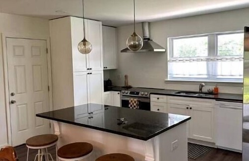 Perry Casa | Pretty Perry Home for Mid to Long Term Stays