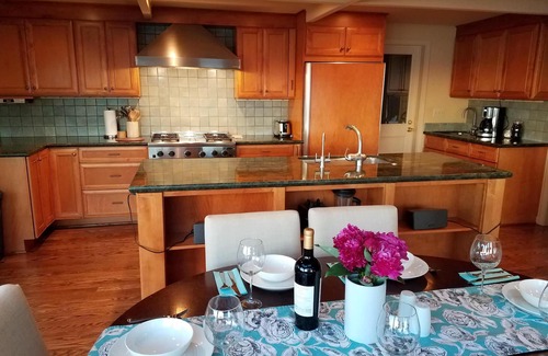 North Admiral Casa | Prichard's Perch - propiedad privada de 2,5 hectáreas en la ciudad, vistas desde todas las habitaciones.