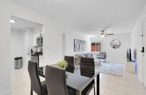 SoHo Apartamento | Prime Bayshore Stay | Pool, Gym, & Free Parking!