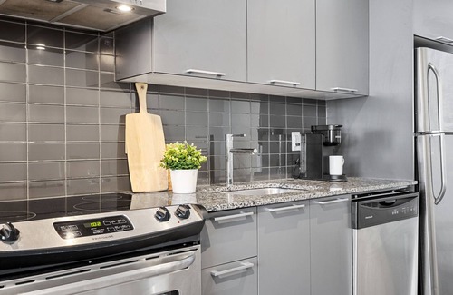 Fashion District Apartamento | Prime Downtown Location | Lux King West 1 BD Unit | Near TTC, Cafes, Restaurants