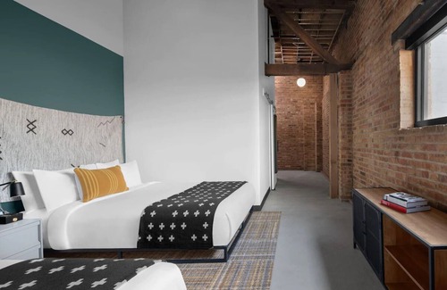 People's Freeway Hotel | Prime evo Experience, Outdoor Adventure Hub, Free Parking & Dog-friendly!