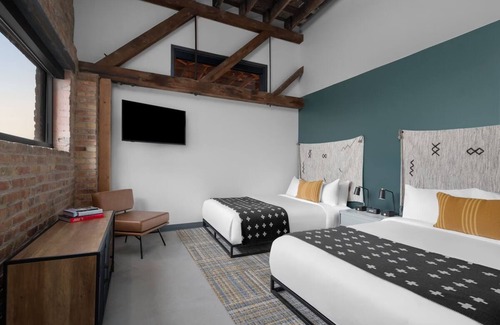 People's Freeway Hotel | Prime evo Experience, Outdoor Adventure Hub, Free Parking & Dog-friendly!