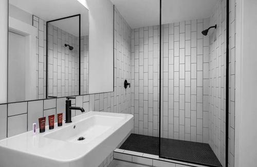 People's Freeway Hotel | Prime evo Experience, Outdoor Adventure Hub, Free Parking & Dog-friendly!