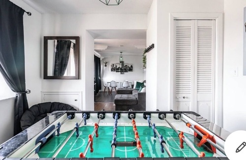 Fallsview Apartamento | PRIME location, 2 FREE parking, 5 Min WALK FROM FALLS, free wine & wifi, 8guest