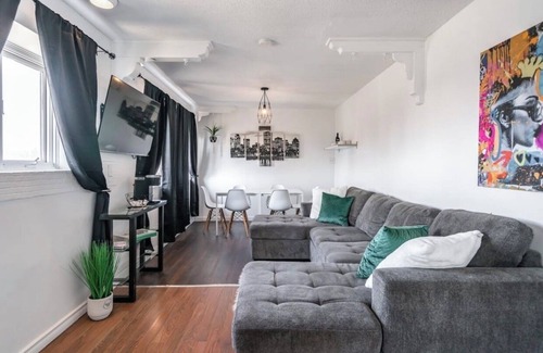 Fallsview Apartamento | PRIME location, 2 FREE parking, 5 Min WALK FROM FALLS, free wine & wifi, 8guest