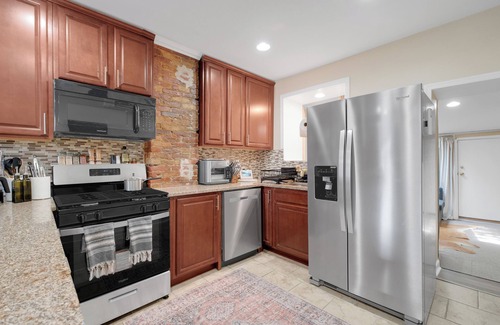 Downtown Baltimore Casa | Prime Location! 2BR/2BA rowhouse steps from Ravens Stadium & Camden Yards.