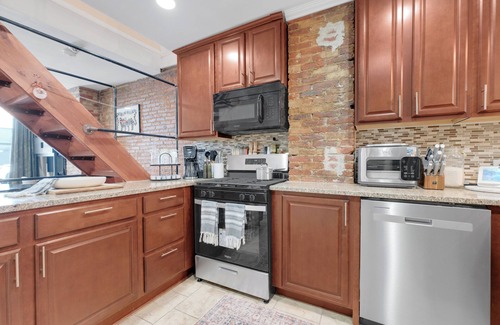 Downtown Baltimore Casa | Prime Location! 2BR/2BA rowhouse steps from Ravens Stadium & Camden Yards.