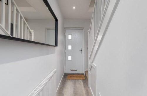 Sheffield Casa | Prime Location, Modern 2br House