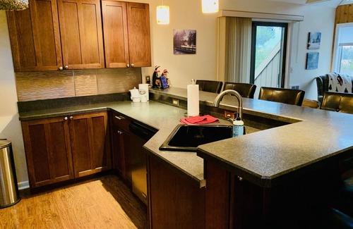 Clymer Condominio | Prime Location! Next to Main Lodge, Mountain&Summer Adventures. 3Bed&3Full Bath.