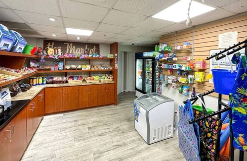 Crystal Harbour Apartamento | Prime Location! Onsite Swimming Pool, Pets Allowed, Free Parking!
