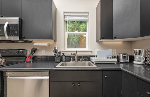Mill Plain Condominio | Prime Location, Pet Friendly, Single Level, New Decor and Furnishing, 10 Min to PDX and Vancouver