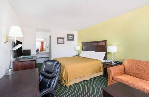 Lookout Valley Neighborhood Association Complejo | Prime Location! Pet-friendly, Free Parking, Close to Tennessee Aquarium!